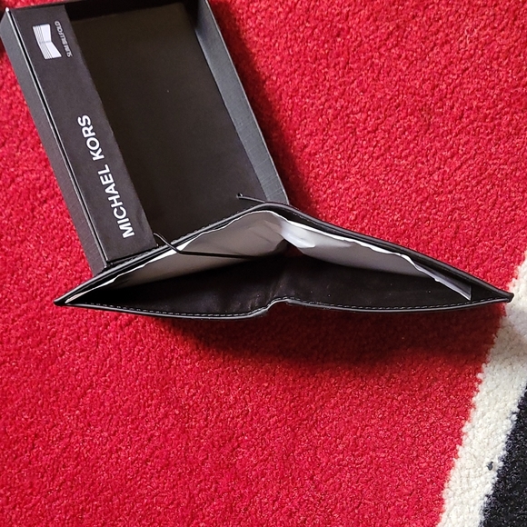 MICHAEL KORS® Men's Wallet with "MK" Signature Logo - Picture 7 of 8